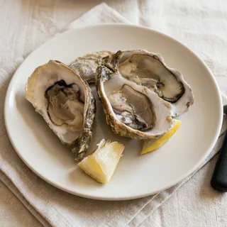 Ostriche fresche aperte con spicchio di limone