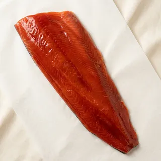 Filetto intero di salmone freschissimo, colore rosso vivo
