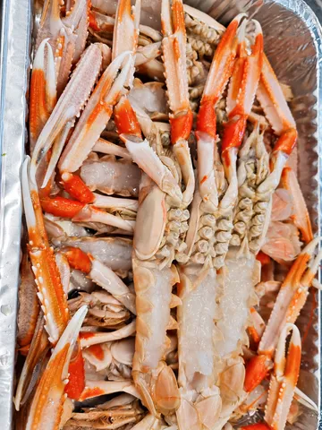 Scampi aperti e puliti nel vassoio del nostro banco