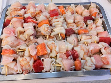 Spiedini misti di pesce e crostacei preparati nel nostro vassoio